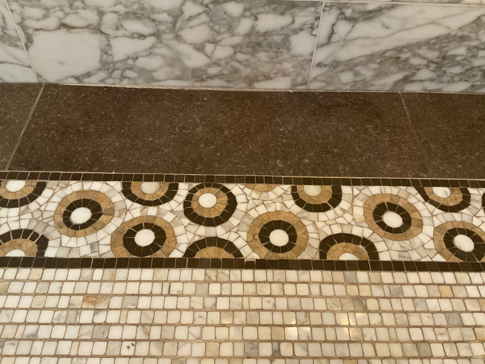 Idee per una stanza da bagno classica con zona vasca/doccia separata, pavimento in marmo e porta doccia a battente