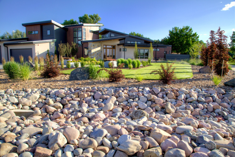 Photo of a large modern front yard garden with gravel.