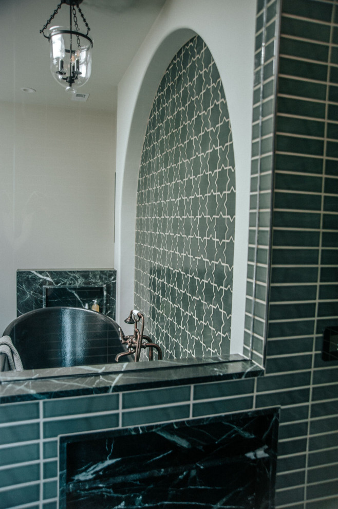 Источник вдохновения для домашнего уюта: большая главная ванная комната в стиле фьюжн с отдельно стоящей ванной, угловым душем, зеленой плиткой, керамической плиткой, полом из керамической плитки, зеленым полом и душем с распашными дверями