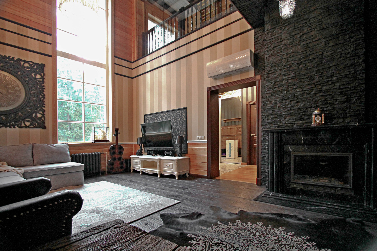 Холл со вторым светом, эркером и каминной зоной