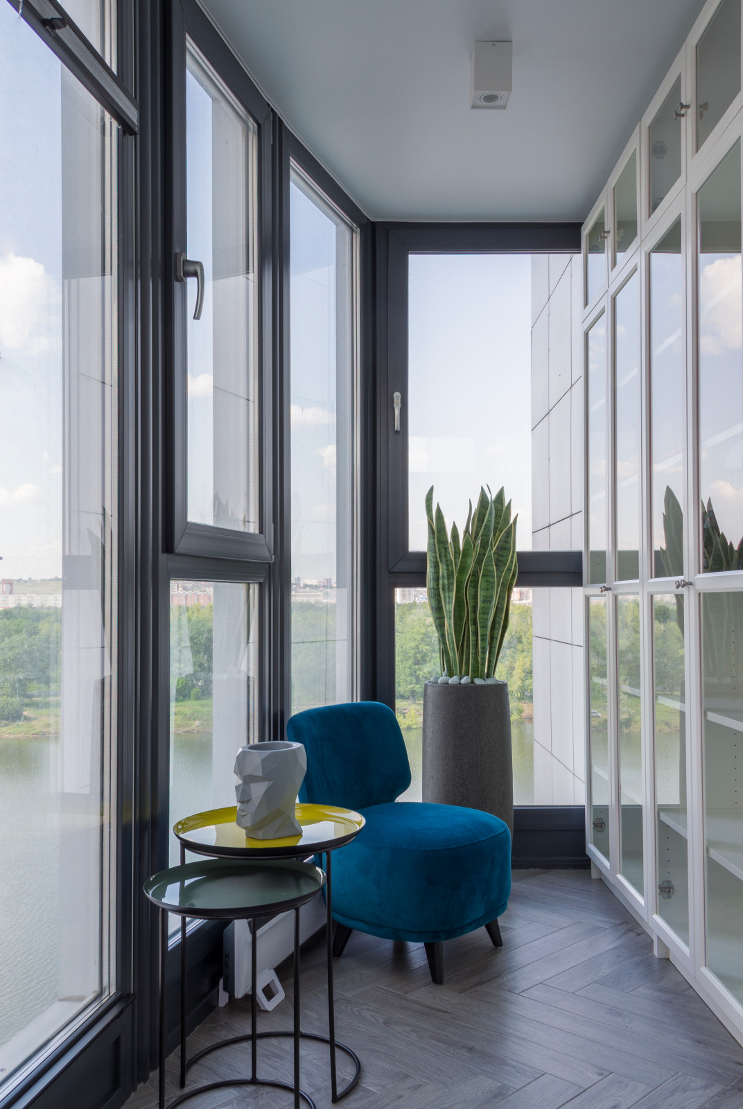 Утепленный балкон-библиотека с видом на Енисей