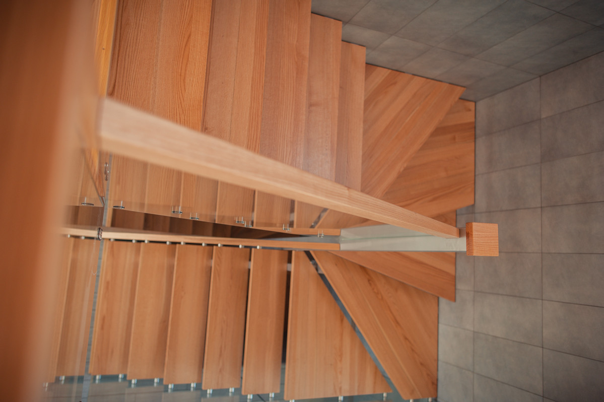 Лестница с деревянными ступенями и прозрачной перегородкой