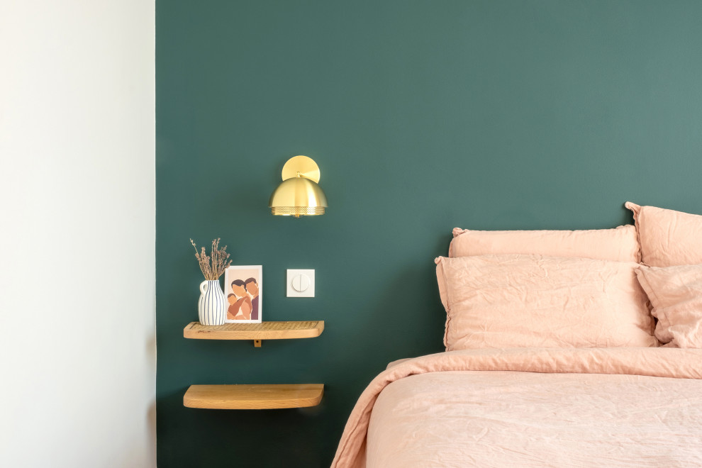 Idée de décoration pour une chambre parentale blanche et bois tradition de taille moyenne avec un mur vert, parquet clair, un sol marron et un plafond à caissons.