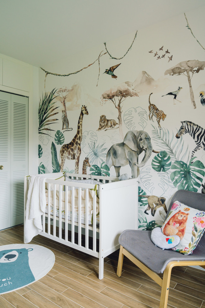 На фото: детская среднего размера в скандинавском стиле с спальным местом, разноцветными стенами, полом из керамической плитки, коричневым полом и обоями на стенах для мальчика
