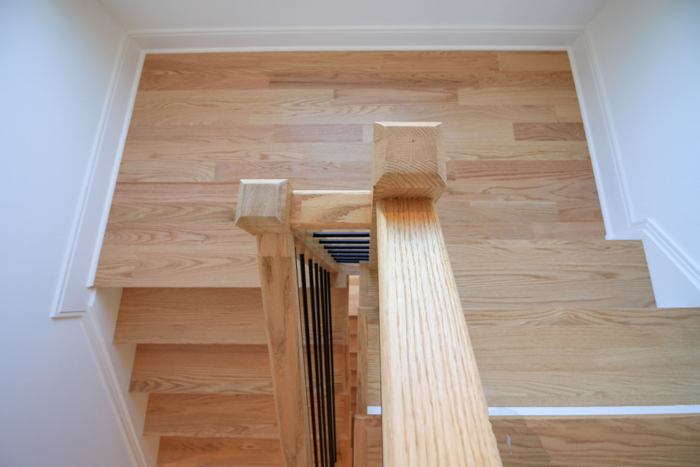 Foto di una scala sospesa design di medie dimensioni con pedata in legno, alzata in legno verniciato, parapetto in materiali misti e pareti in perlinato
