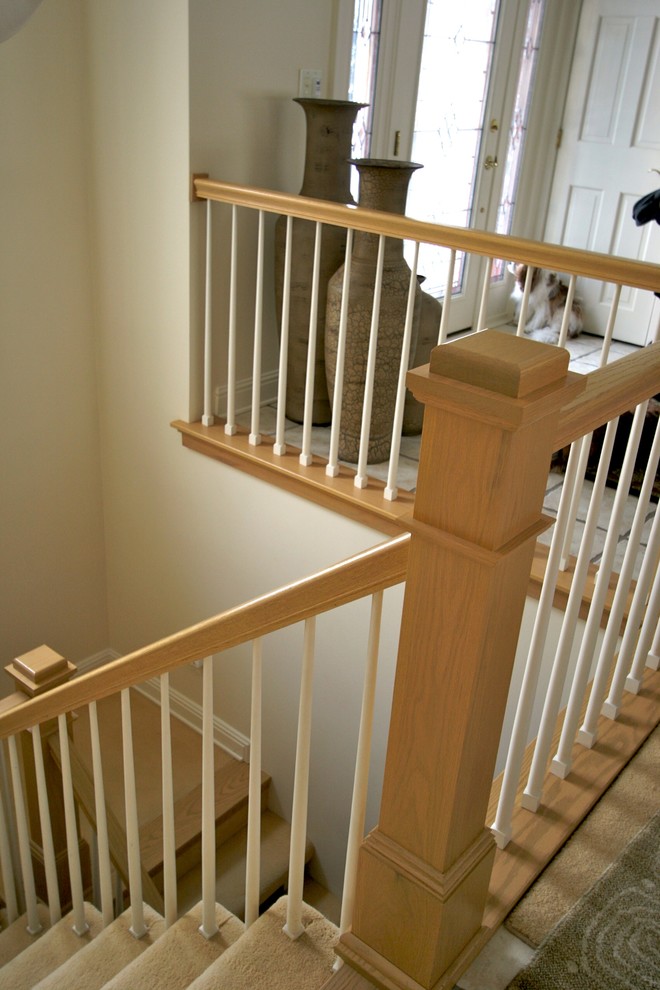 Mid-sized traditional carpeted u-shaped staircase in Chicago with carpet risers.