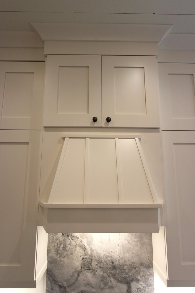 Kitchen - transitional kitchen idea