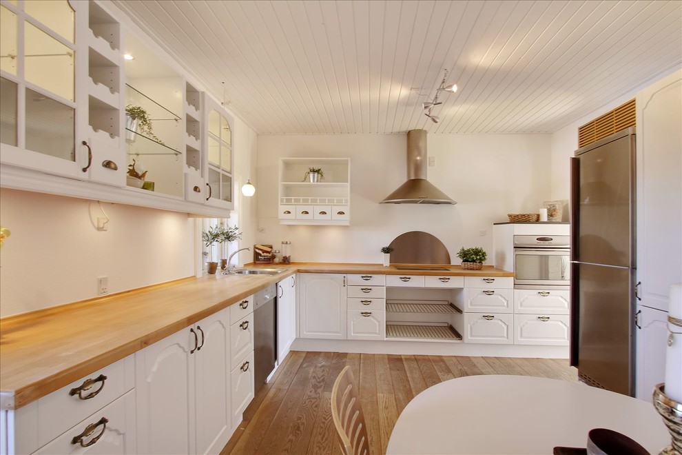 This is an example of a transitional kitchen in Copenhagen.