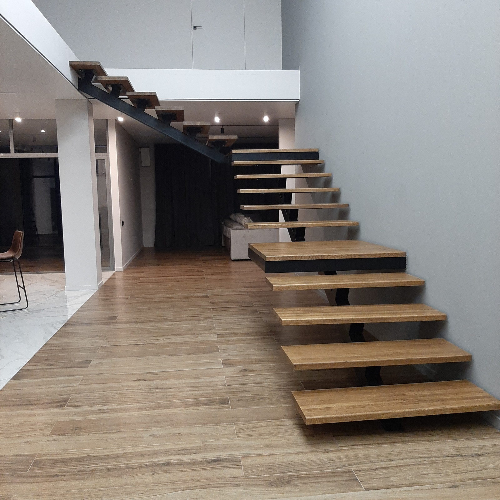 Лестница на монокосоуре с опорными столбами внутри стены из пеноблока