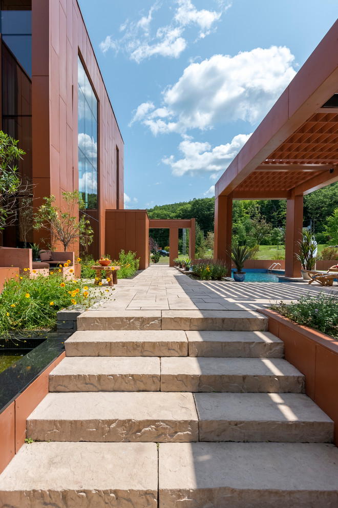 Design ideas for a mid-sized rustic backyard landscaping.