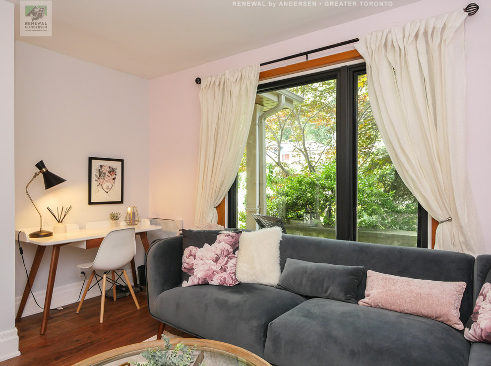 Пример оригинального дизайна: парадная, изолированная гостиная комната среднего размера с розовыми стенами, паркетным полом среднего тона и разноцветным полом без камина