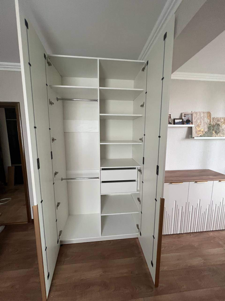 Распашные шкафы