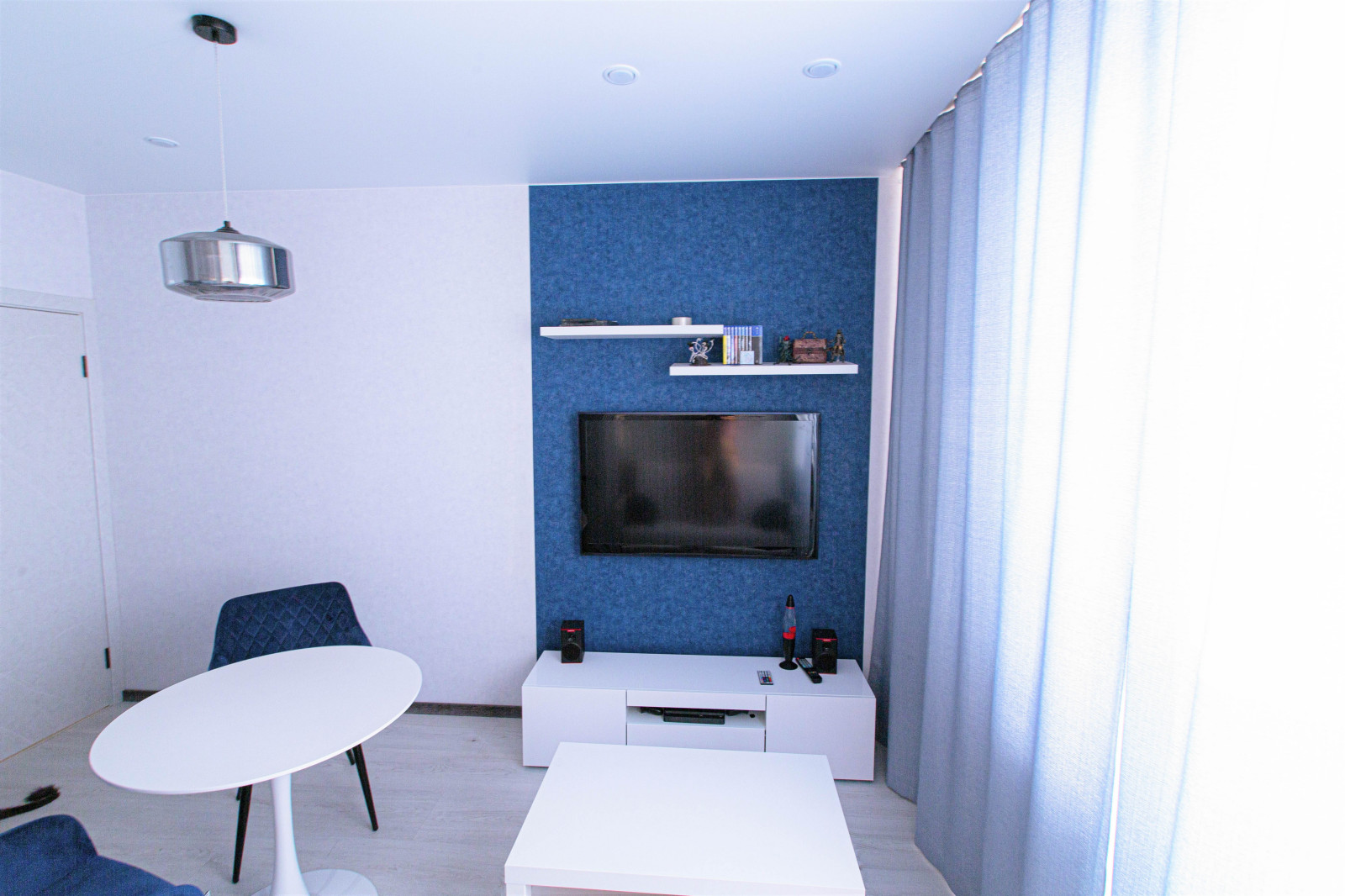 Дизайн - проект однокомнатной квартиры для молодой пары. Фотографии реализации.