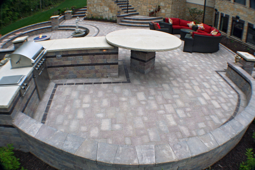 Example of a transitional home design design in Milwaukee