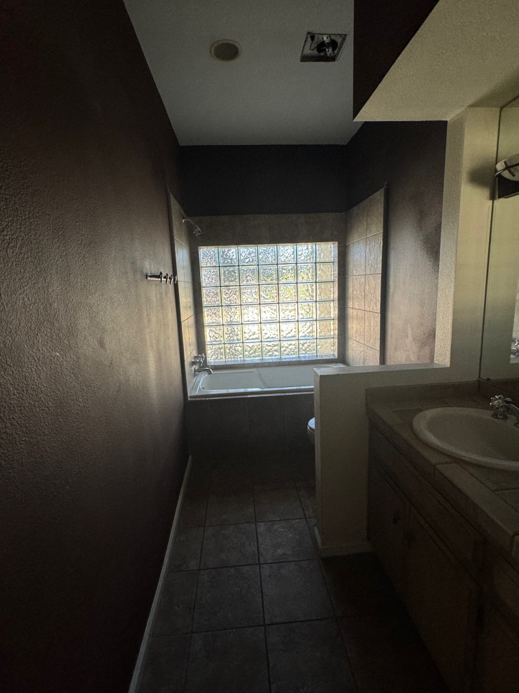 Master Bathroom 2 (before)