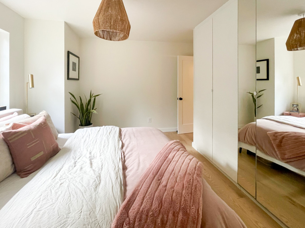 Diseño de dormitorio escandinavo pequeño con paredes beige, suelo de madera clara y suelo beige