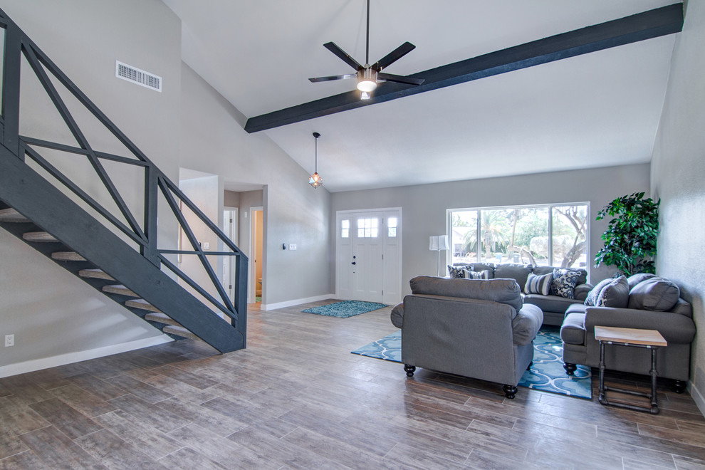 Example of a transitional home design design in Phoenix