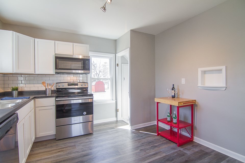 Transitional home design photo in Cedar Rapids