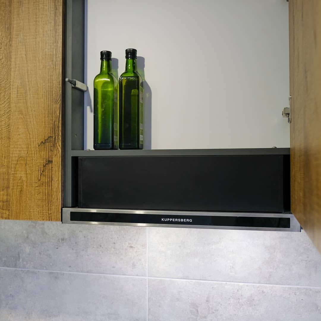 Встроенная прямая кухня в стиле минимализм с матовыми и древесными фасадами