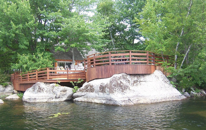 Example of a trendy deck design in Toronto