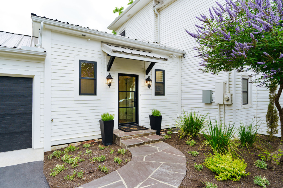Transitional entryway photo in Austin
