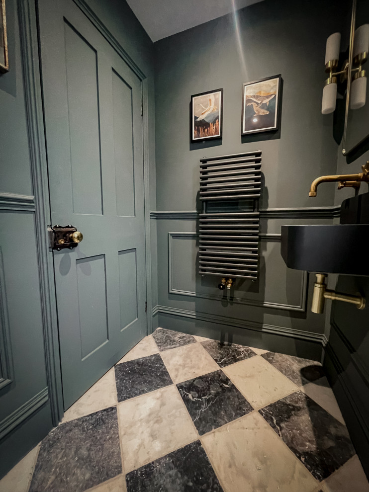 Kleine Klassische Gästetoilette mit grüner Wandfarbe, Marmorboden, Wandwaschbecken, schwarzem Boden und Wandpaneelen in Surrey