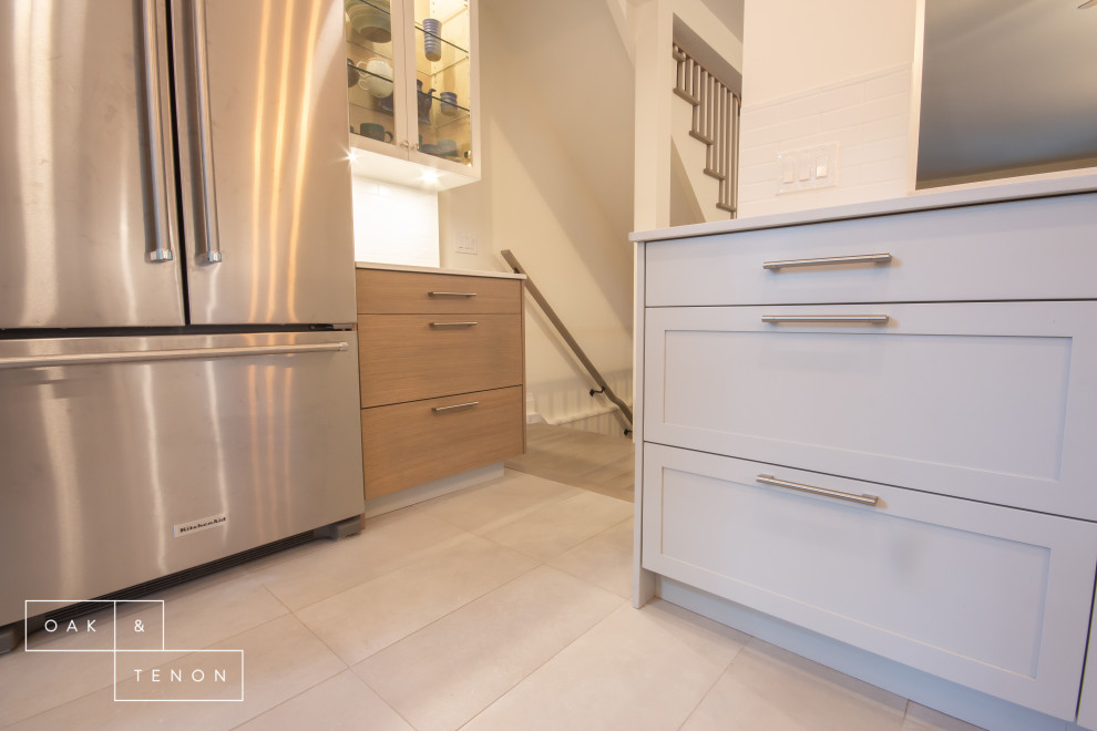 Kitchen - transitional kitchen idea in Toronto