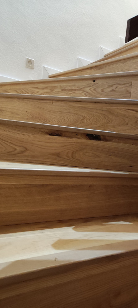 На фото: угловая деревянная лестница среднего размера в классическом стиле с деревянными ступенями с