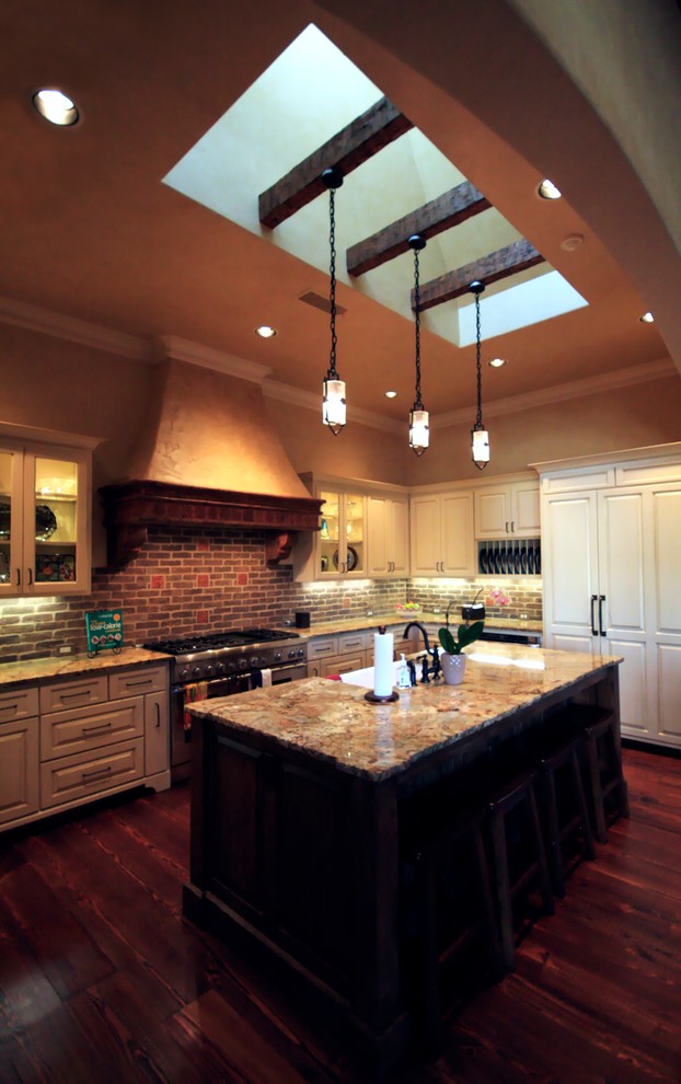 Photo of a mid-sized traditional u-shaped eat-in kitchen in Dallas with granite benchtops, coloured appliances and with island.