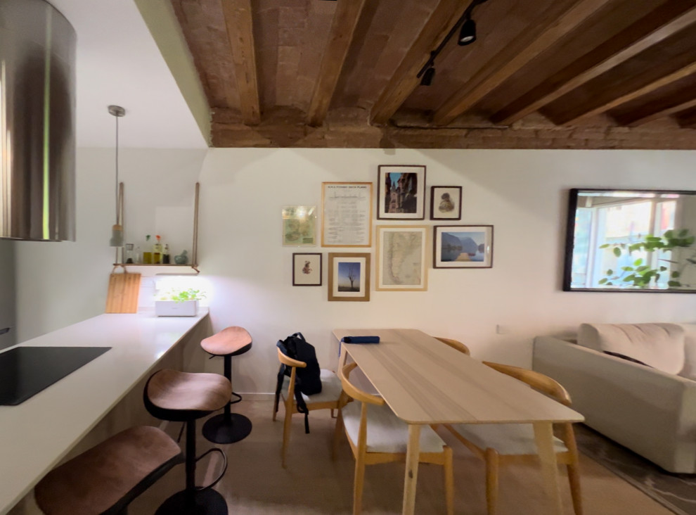 Foto de salón abierto y blanco y madera mediterráneo pequeño con paredes blancas, suelo de madera clara, televisor independiente, suelo marrón, vigas vistas, ladrillo y cortinas