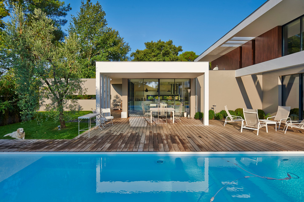 This is an example of a contemporary deck in Bordeaux.