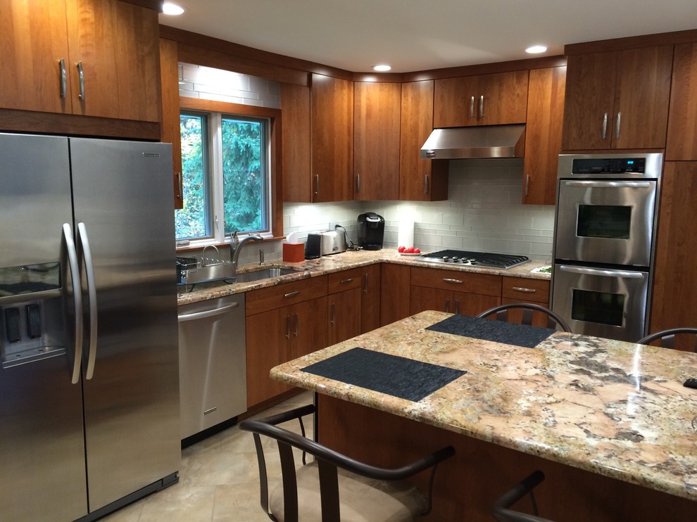 Kitchen - transitional kitchen idea in New York