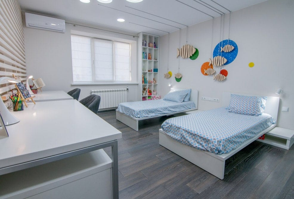 На фото: нейтральная детская среднего размера в современном стиле с спальным местом, белыми стенами, паркетным полом среднего тона, серым полом и обоями на стенах для двоих детей
