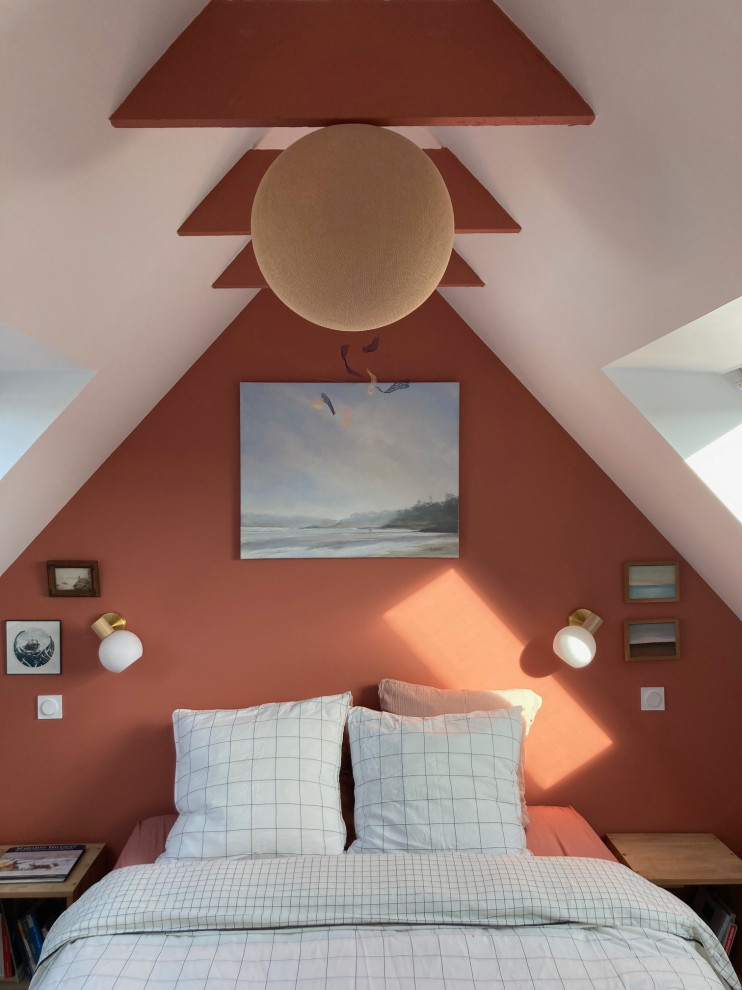 Aménagement d'une petite chambre mansardée ou avec mezzanine contemporaine avec un mur rose, parquet clair, aucune cheminée, un sol beige et poutres apparentes.