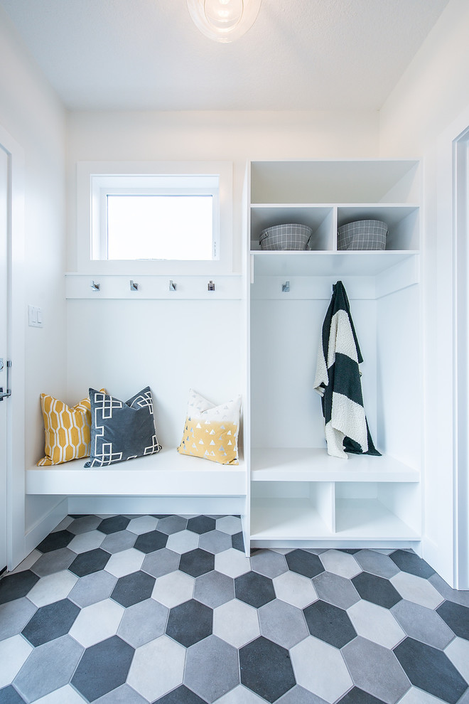 Transitional entryway photo in Edmonton