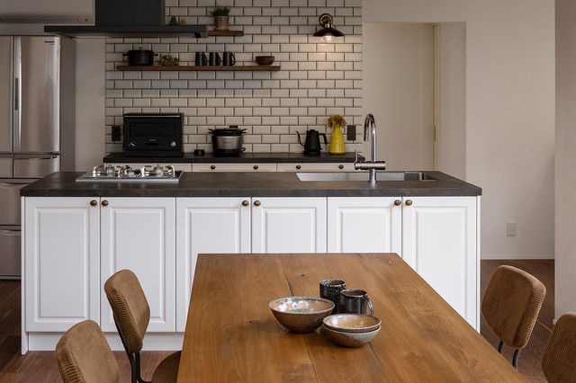 西海岸のようなヴィンテージインテリアに映える白い框扉のキッチン industrial-kitchen