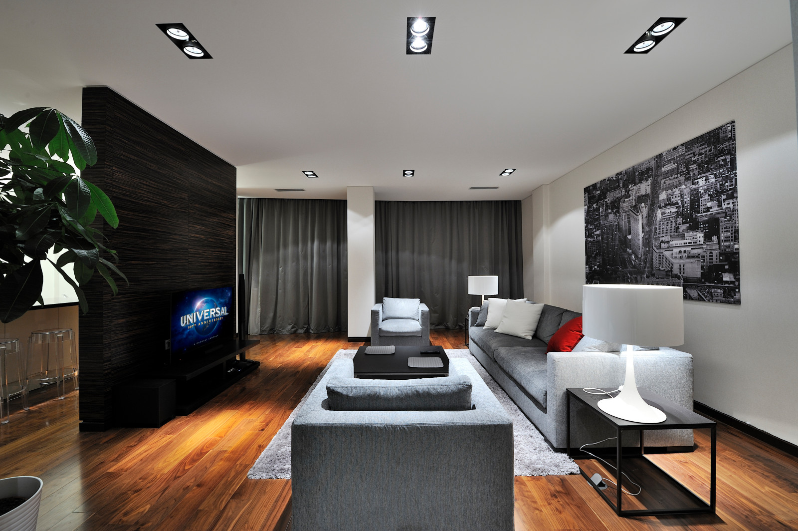 В центре большого города