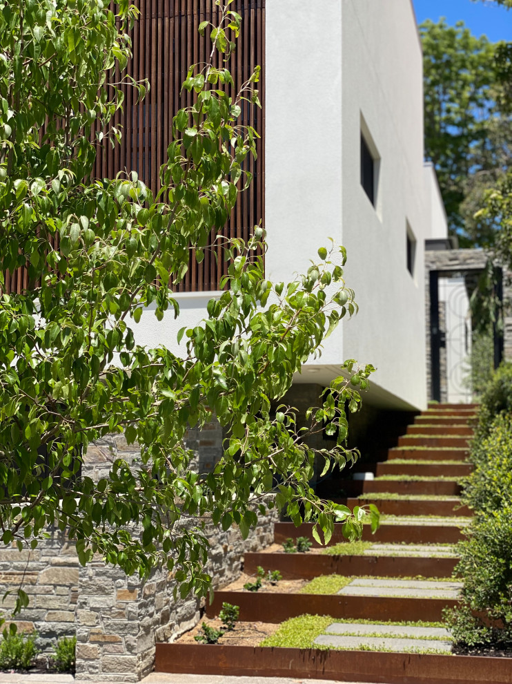 Ispirazione per un piccolo giardino tradizionale esposto a mezz'ombra davanti casa con un ingresso o sentiero e pavimentazioni in pietra naturale