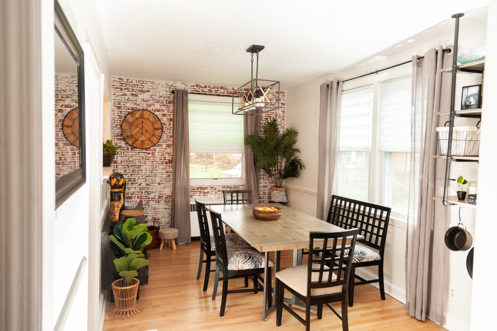 Cette photo montre une salle à manger ouverte sur la cuisine industrielle de taille moyenne avec un mur blanc, un sol en bois brun, un sol orange et un mur en parement de brique.