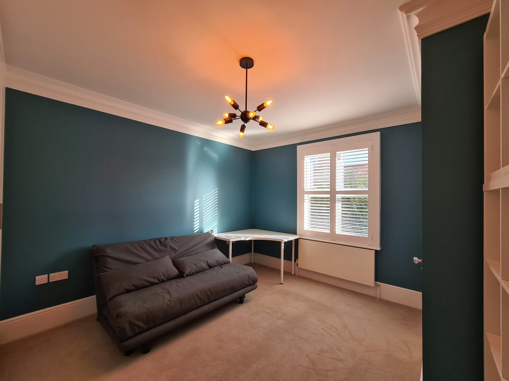 Réalisation d'un bureau minimaliste de taille moyenne et de type studio avec un mur bleu, moquette, un bureau indépendant, un sol beige et un plafond décaissé.