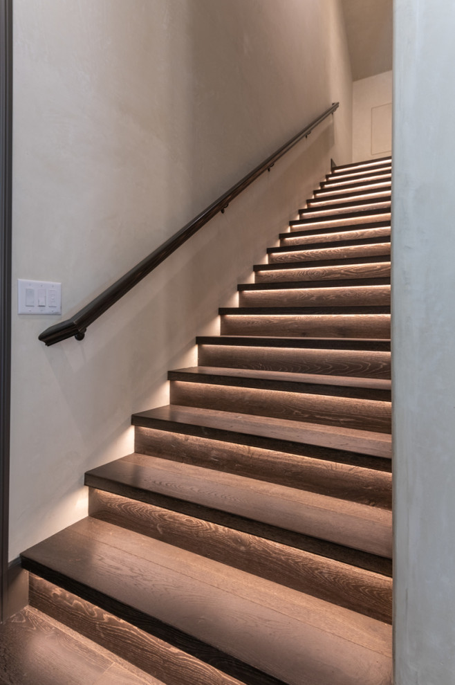 Réalisation d'un très grand escalier droit minimaliste avec des marches en bois, des contremarches en bois et un garde-corps en matériaux mixtes.