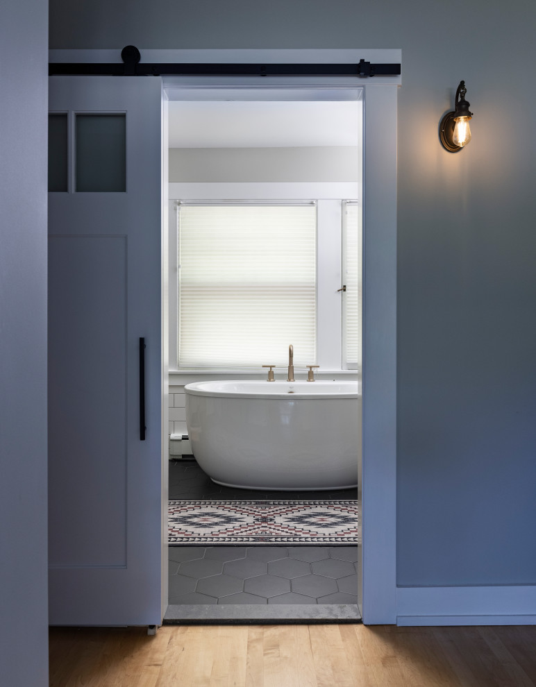 Eklektisches Badezimmer En Suite mit grauen Schränken, freistehender Badewanne und Doppelwaschbecken in Detroit