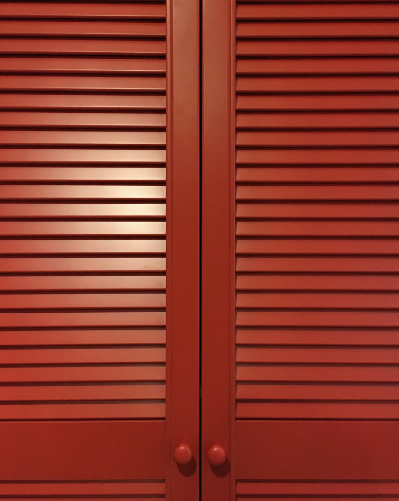 Красные жалюзийные двери в гардеробную для Анны
