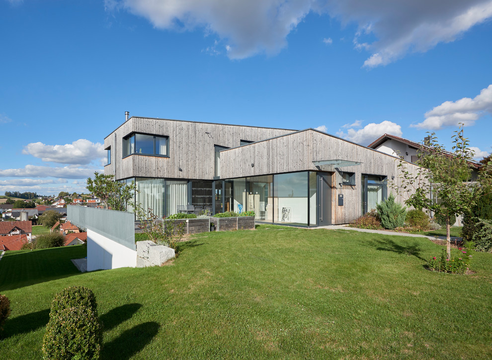 Photo of a contemporary exterior in Stuttgart with wood siding.
