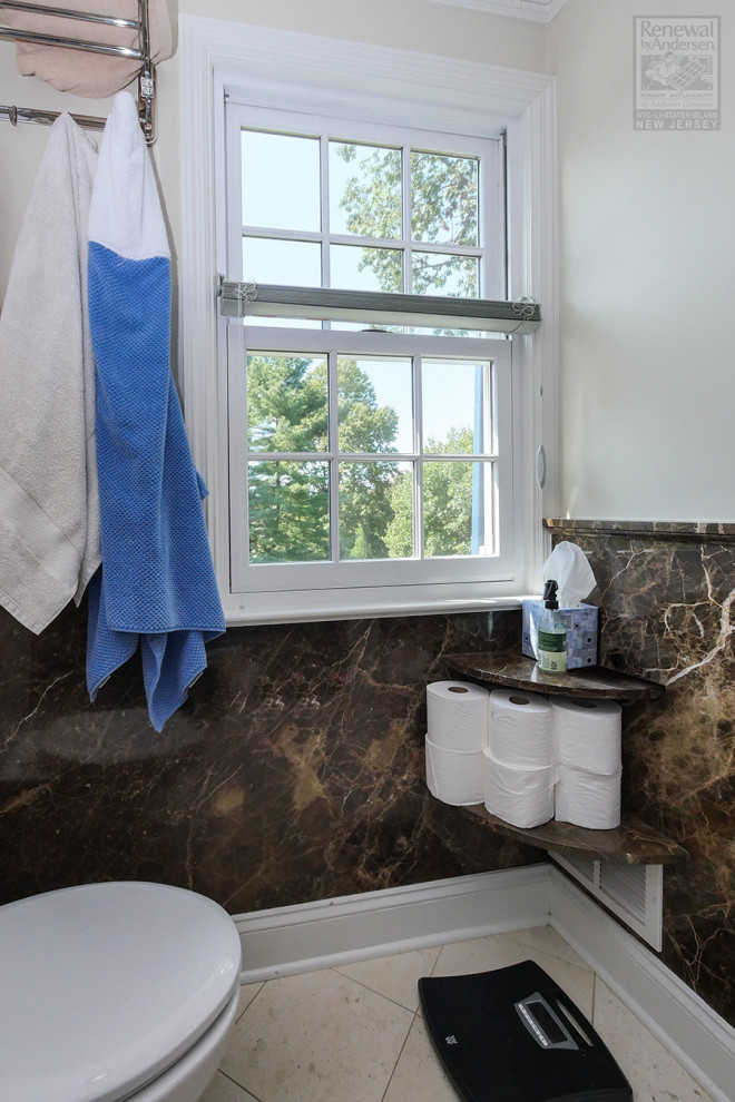 Inredning av ett mellanstort beige beige en-suite badrum, med bruna skåp, en jacuzzi, en toalettstol med separat cisternkåpa, brun kakel, marmorkakel, flerfärgade väggar, klinkergolv i keramik och beiget golv