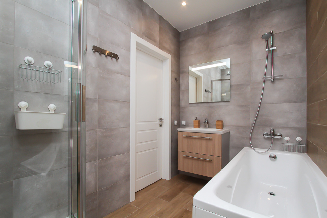 Квартира в современном стиле с яркими цветовыми акцентами.