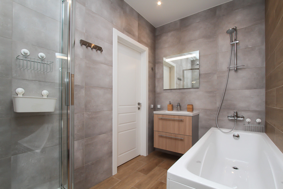 Квартира в современном стиле с яркими цветовыми акцентами.