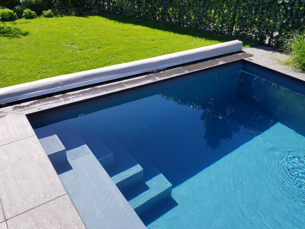 Mittelgroßer Mediterraner Pool neben dem Haus in rechteckiger Form mit Natursteinplatten in Frankfurt am Main