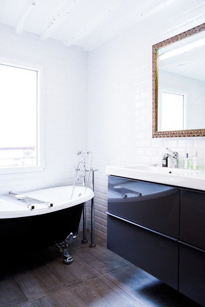 Idée de décoration pour une salle de bain design.