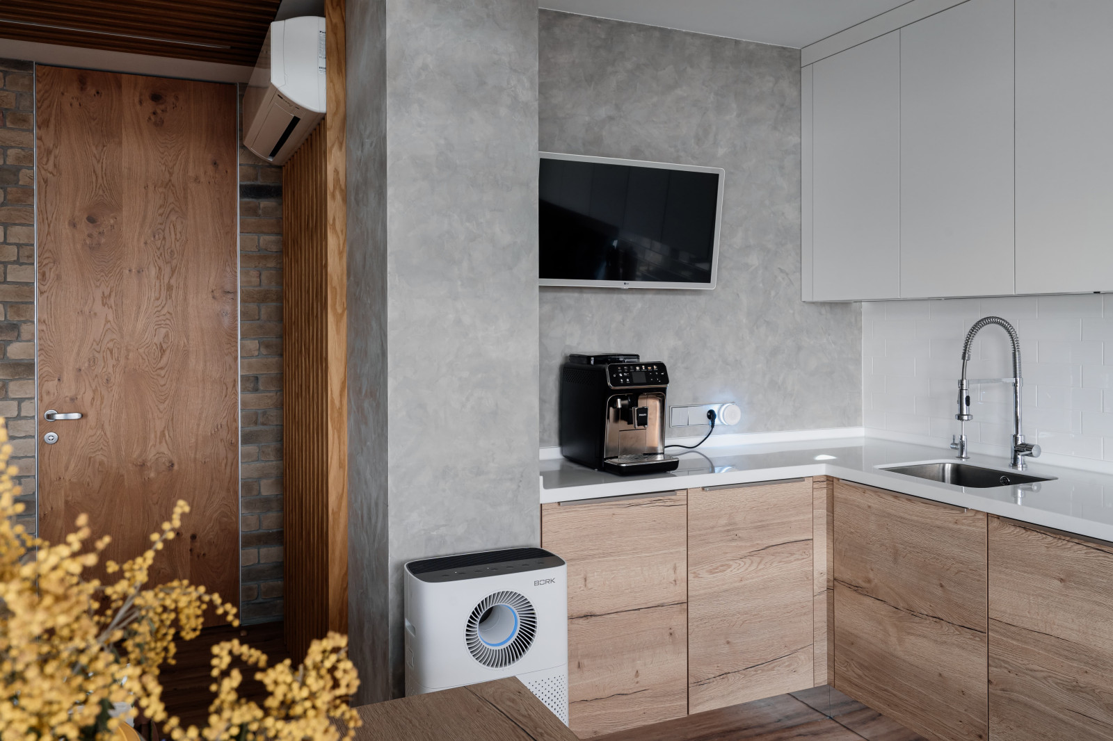 Авторская фактура декоративной штукатурки в квартире с террасой